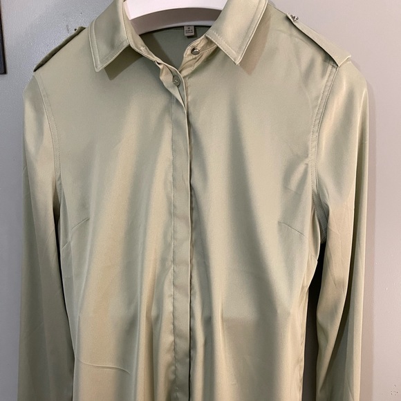 The limited from the scandal collection shirt. The fabric texture is soft - Picture 1 of 1